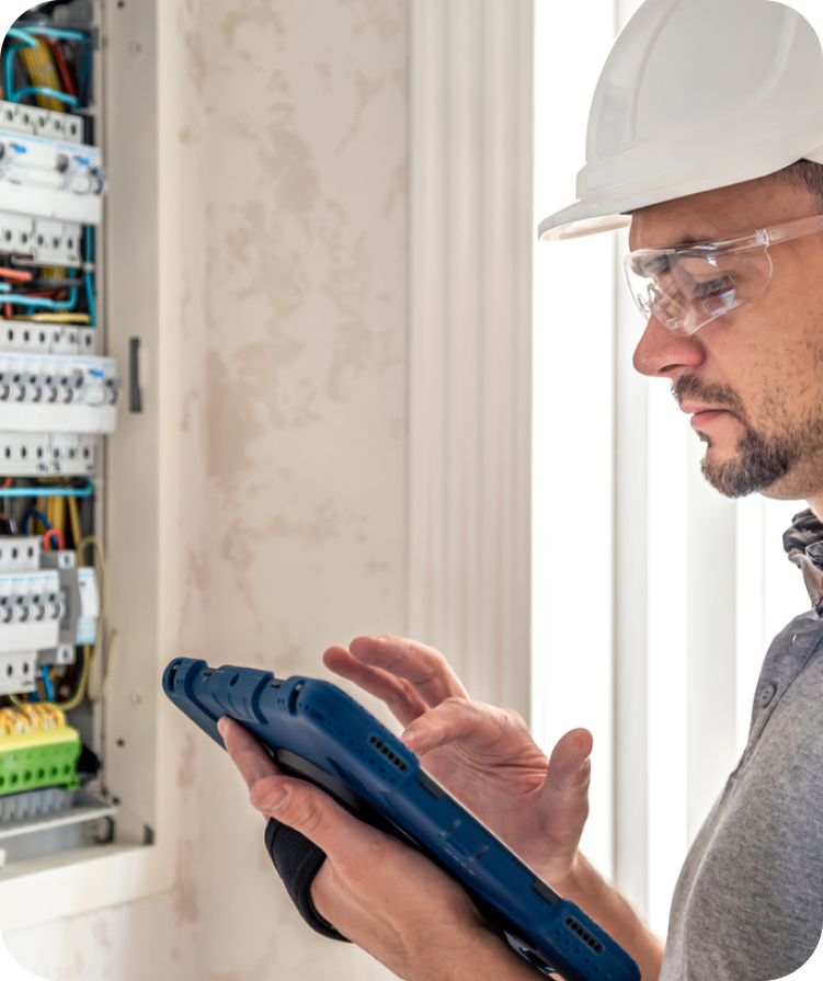 Elektriker mit Tablet